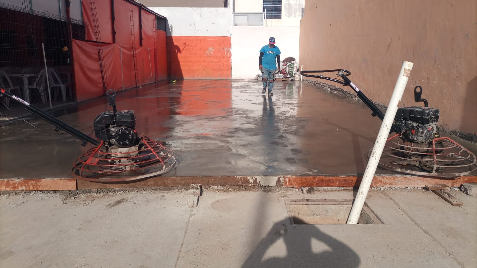 Colado y afinado de concreto en patio