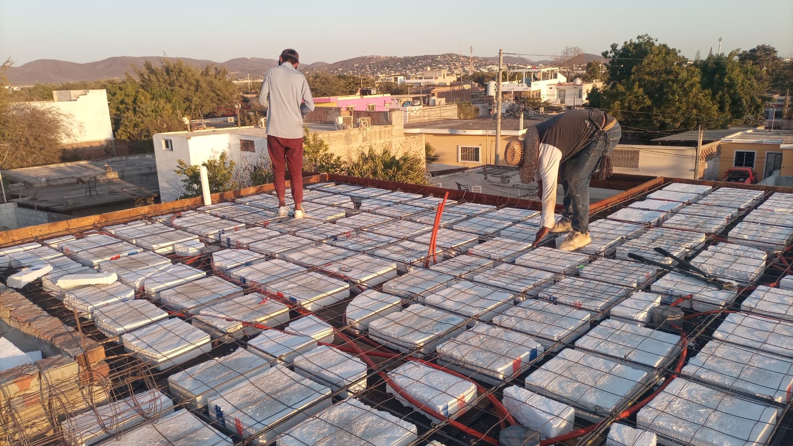 Trabajo de acabados en espacio interior residencial