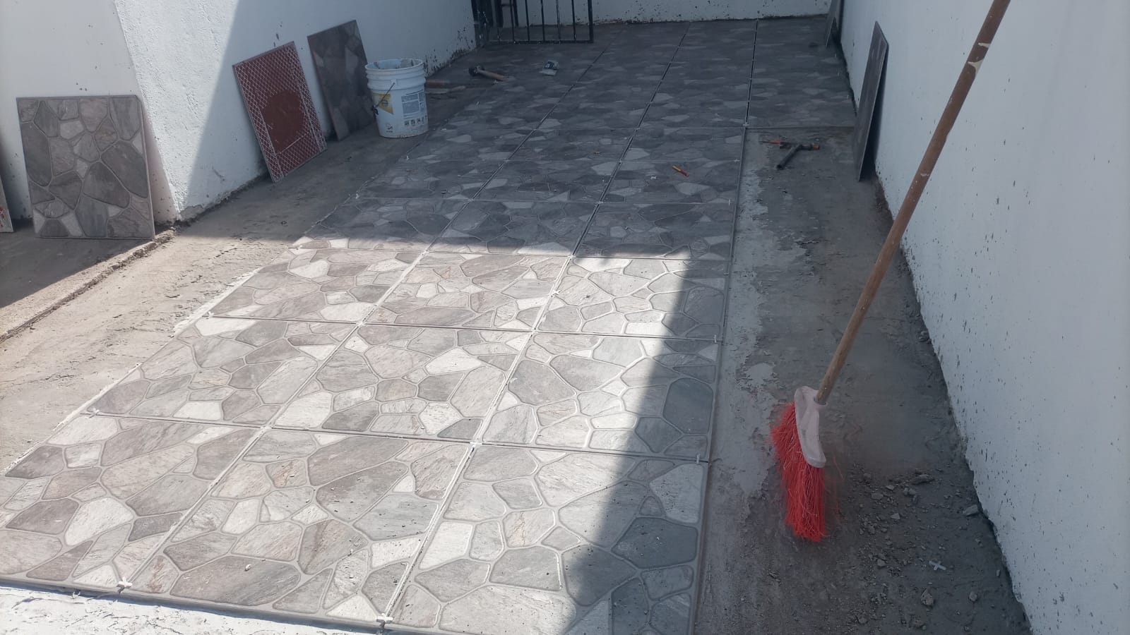 Trabajo de piso exterior en acceso residencial