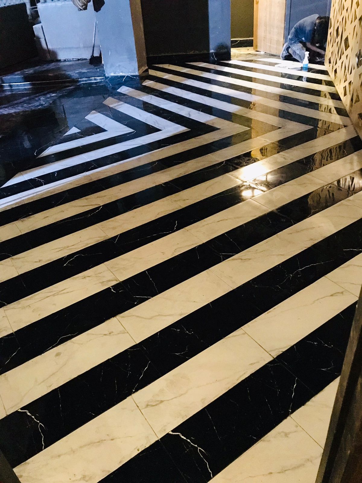 Piso interior decorativo con diseño geométrico