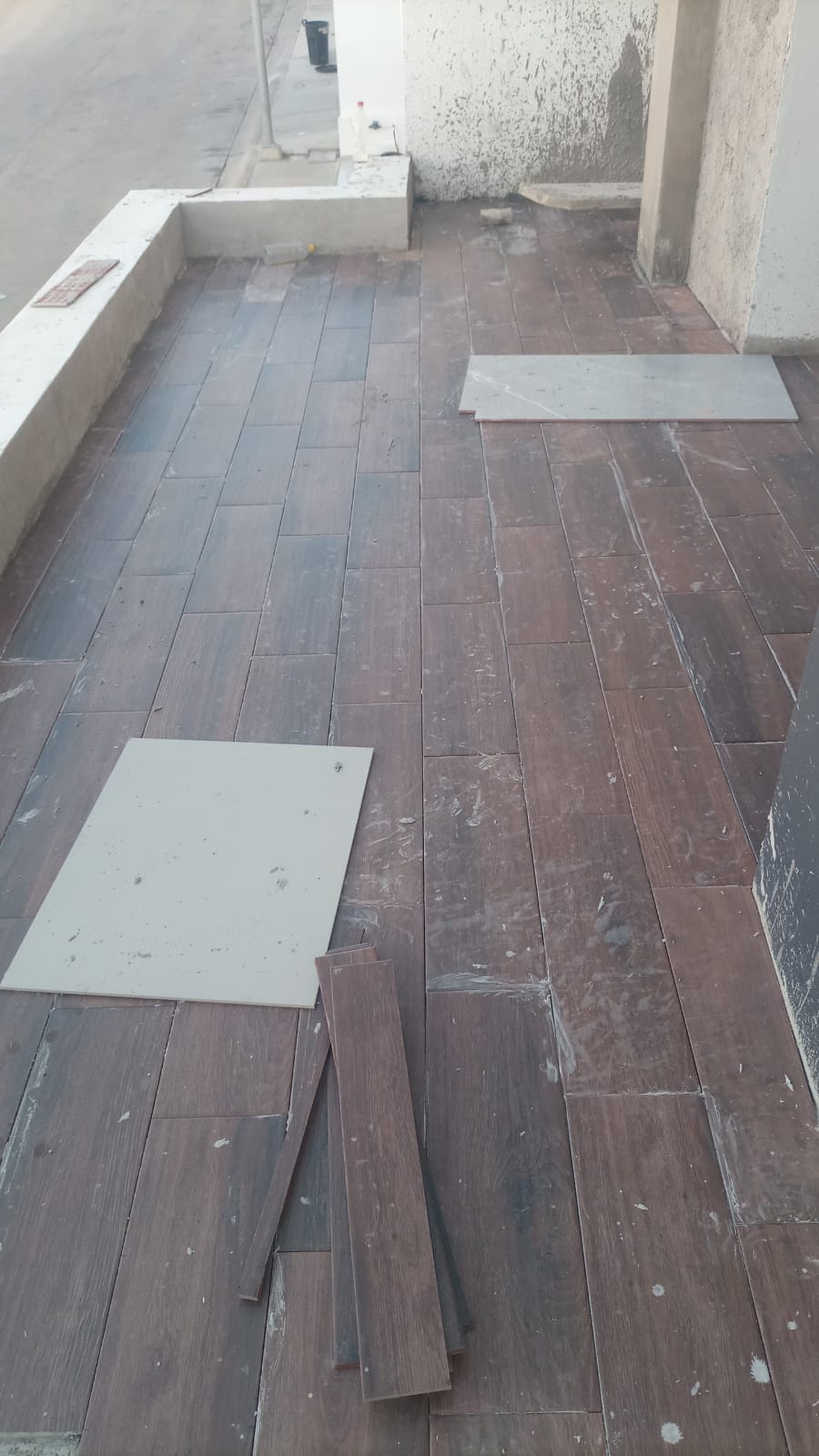 Piso tipo madera en terraza y área exterior